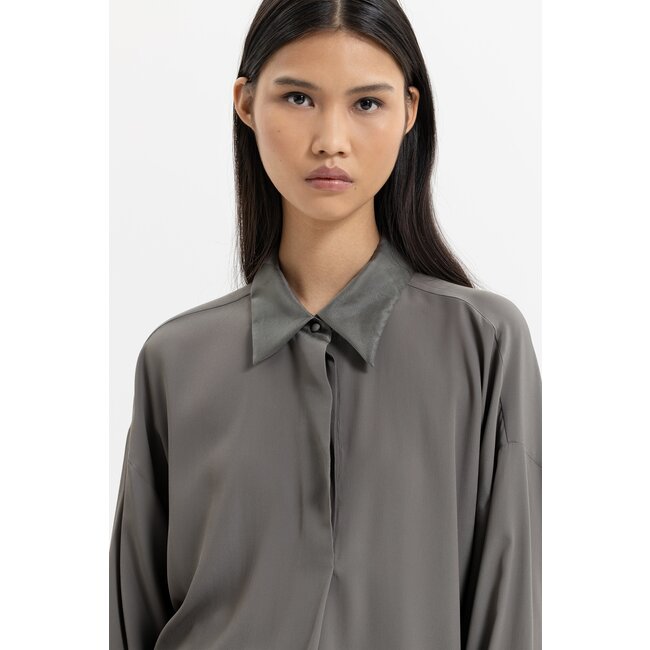 Blouse in zijdenmix grijs-taupe