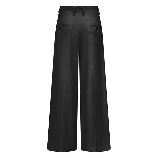 Ivon fluid cade Black