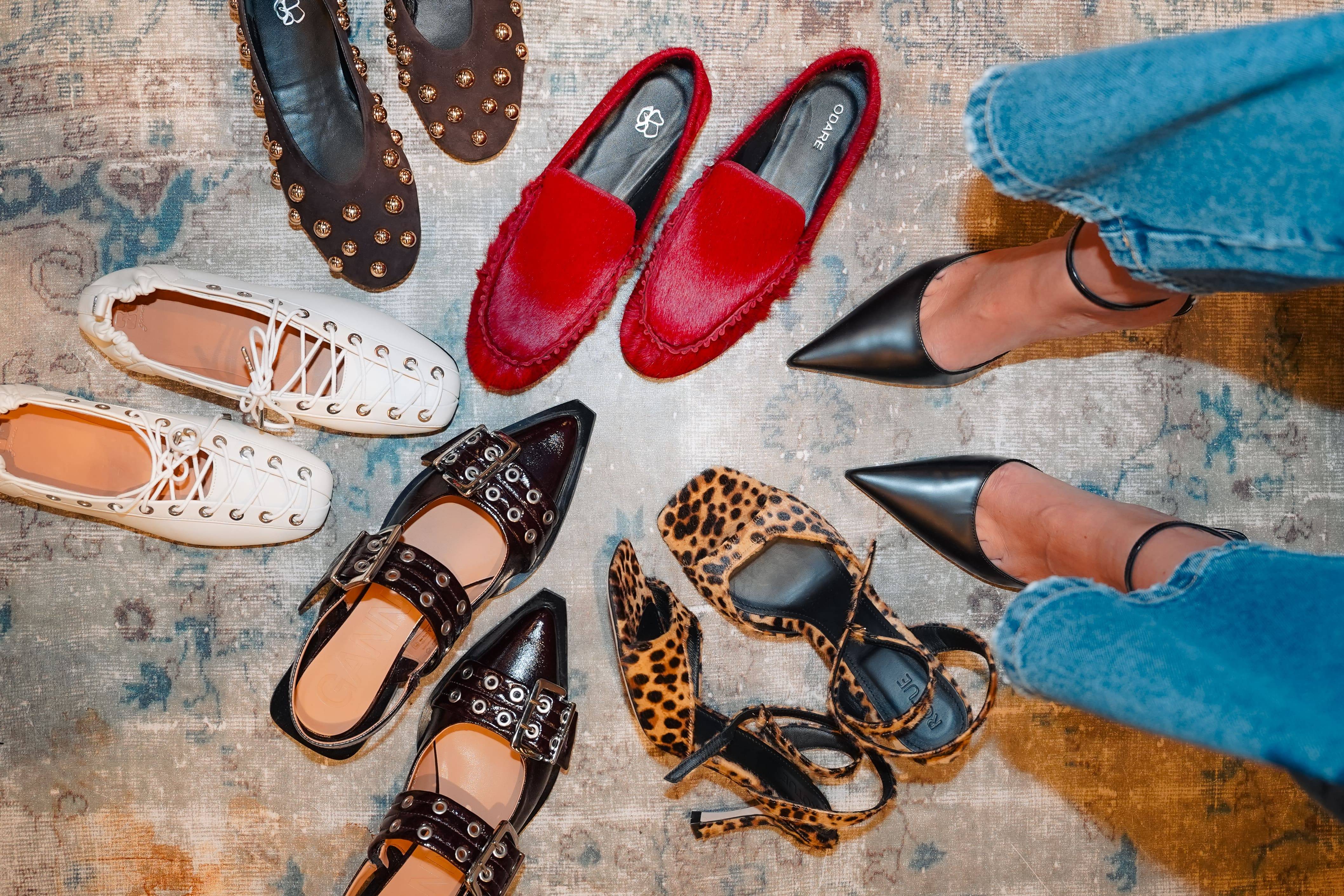 Ontdek naast onze kleding ook ons ruime aanbod schoenen en accessoires, alles voor jouw complete look!