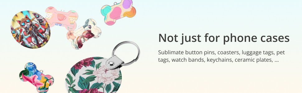 Een button met een afbeelding van een kat met zonnebril die in een band zingt, vier gesublimeerde dog tags en een sleutelhanger met een bloemmotief dat tegen een witte achtergrond zweeft.