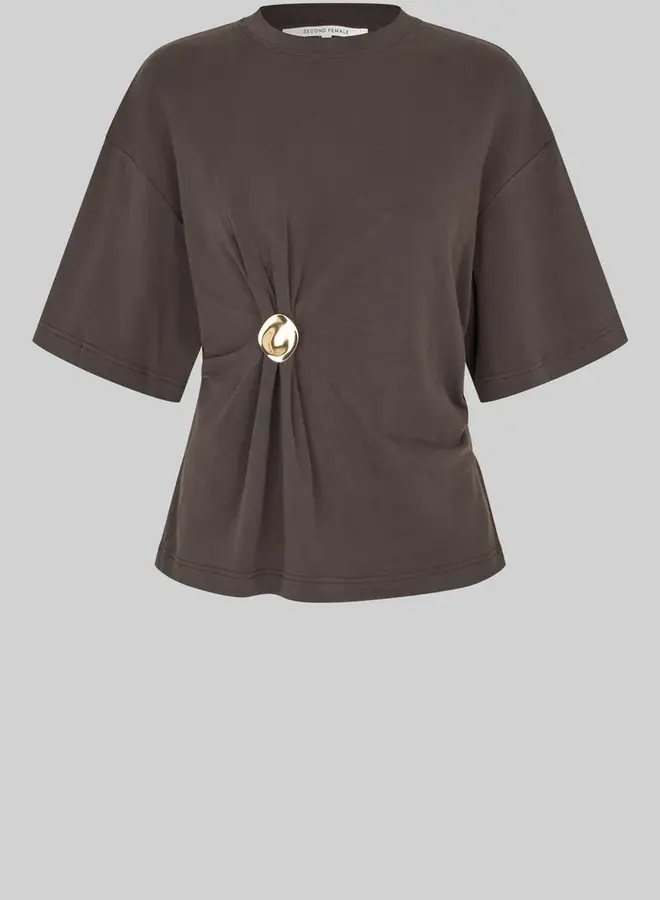 Enora Brooch Tee | Chocolate Torte