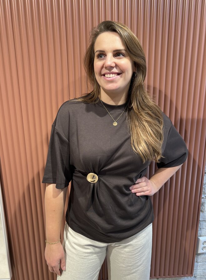 Enora Brooch Tee | Chocolate Torte