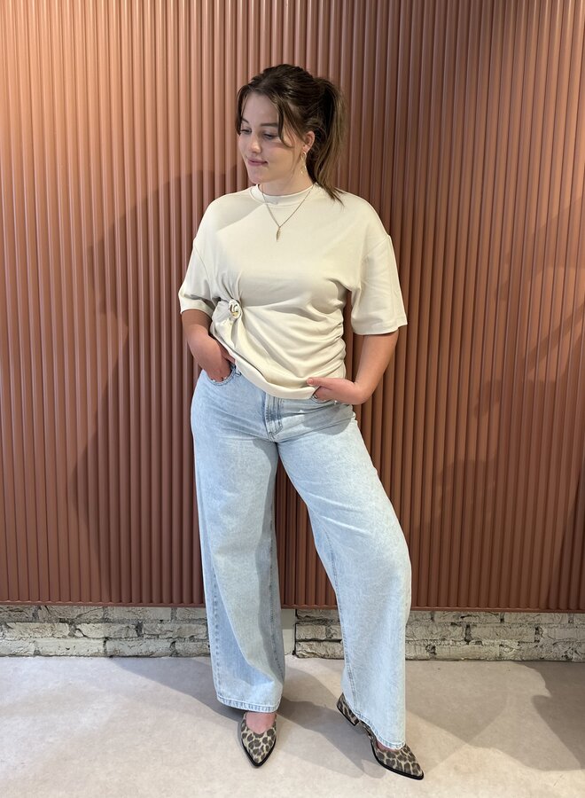 Enora Brooch Tee | Soft Beige