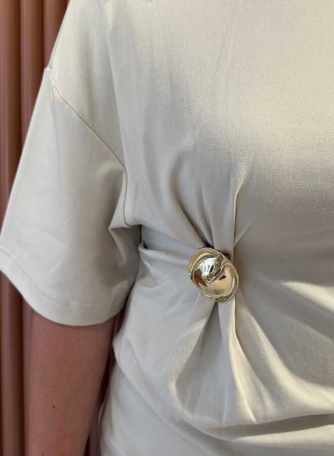 Enora Brooch Tee | Soft Beige