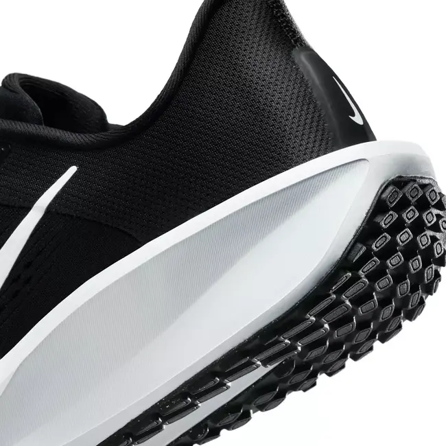 Nike Quest 6 Road Hardloopschoenen