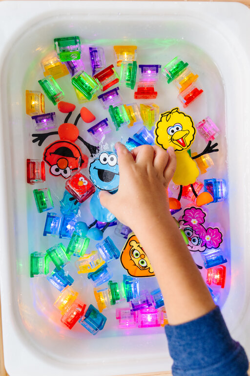 Glo Pals Glo Pals Light Up Sensory Toy Badspeeltje - Sesamstraat Pino