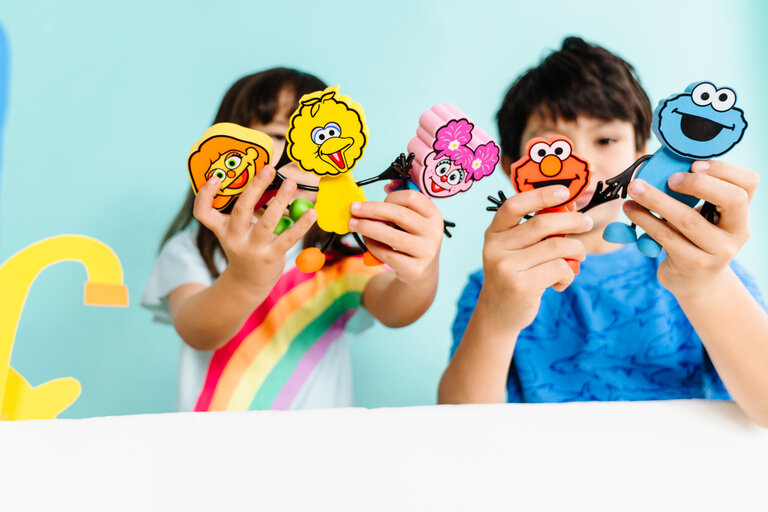 Glo Pals Glo Pals Light Up Sensory Toy Badspeeltje - Sesamstraat Abby