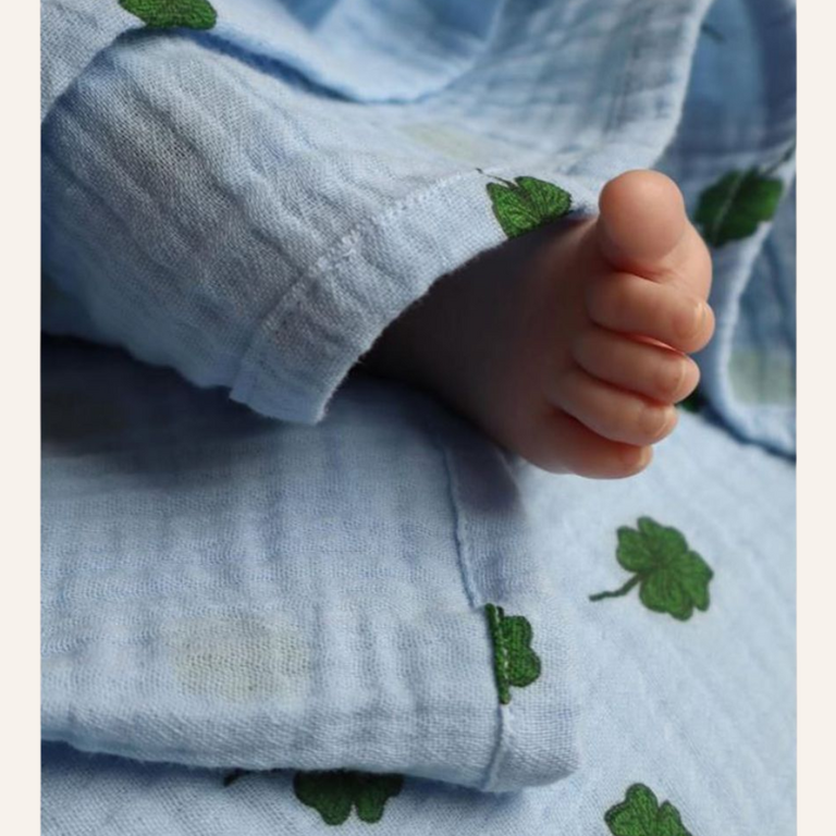 Studio Noos Studio Noos Swaddle Print Large | Light Blue Clover