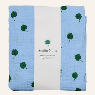 Studio Noos Studio Noos Swaddle Print Large | Light Blue Clover