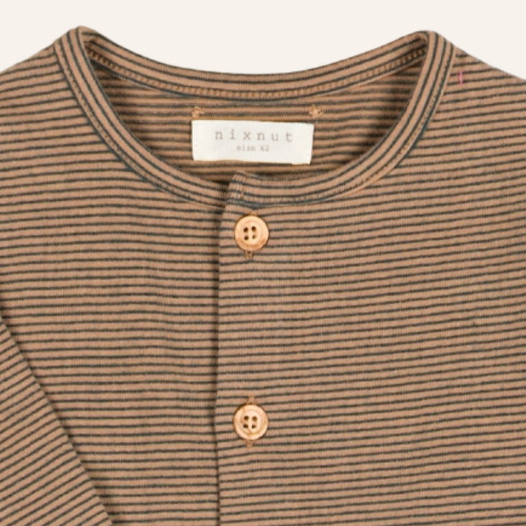 Nixnut Nixnut Butt onesie - Moss stripe