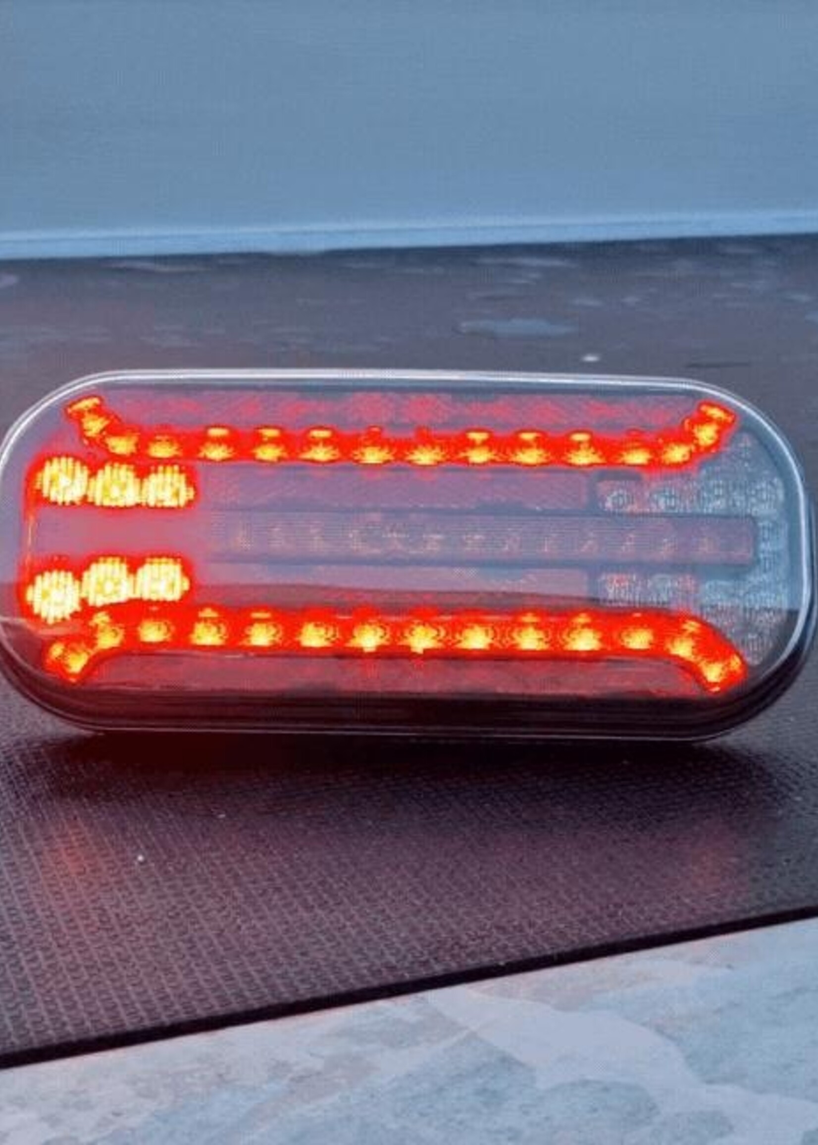 Fristom Fristom FT-230 droit - avec feu de recul - LED 215x95x38 mm - avec clignotant dynamique