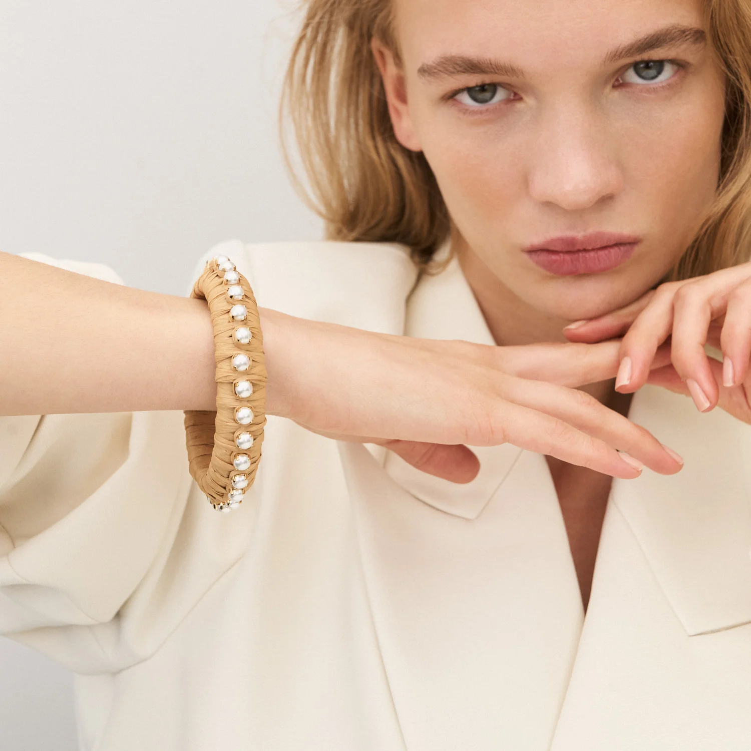 Vanessa Baroni Raffia Pearl Bangle beige