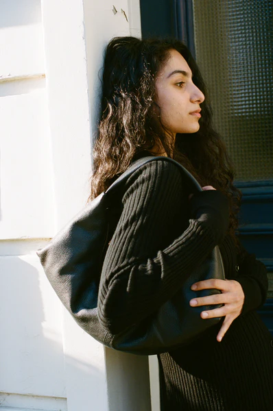 NONA Slouchy shoulder bag Grained black