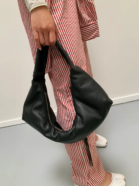 NONA Slouchy shoulder bag Grained black