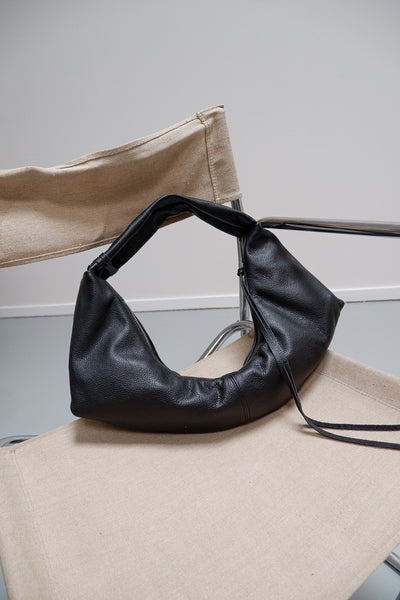 NONA Slouchy shoulder bag Grained black