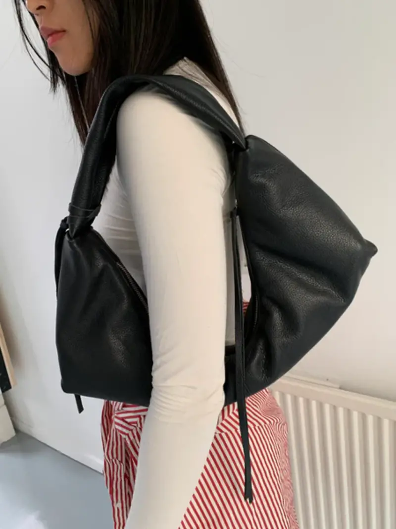 NONA Slouchy shoulder bag Grained black