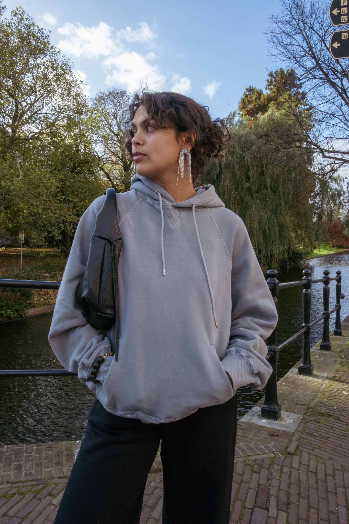 NONA Slouchy shoulder bag Grained black