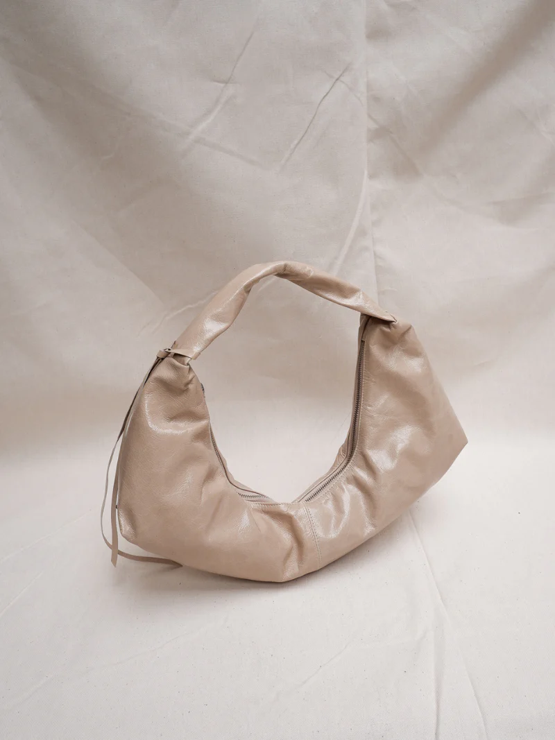 NONA Slouchy shoulder bag Crushed patent sand