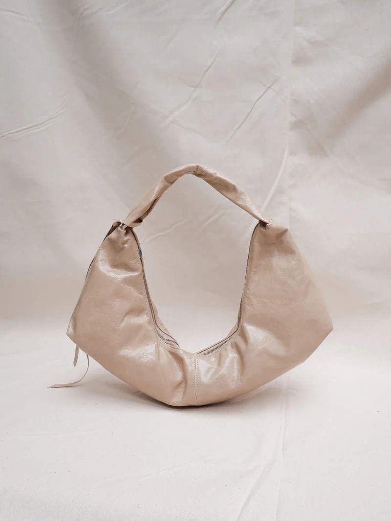 NONA Slouchy shoulder bag Crushed patent sand