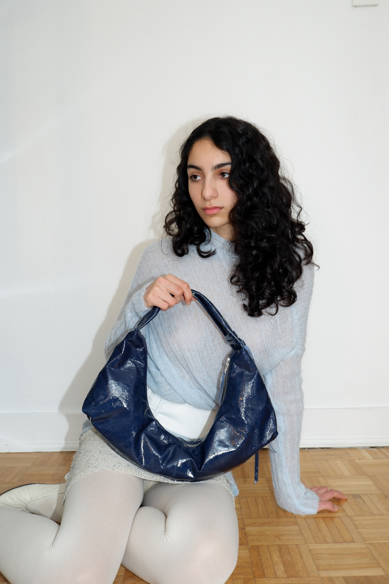 NONA Slouchy shoulder bag  Crushed patent night