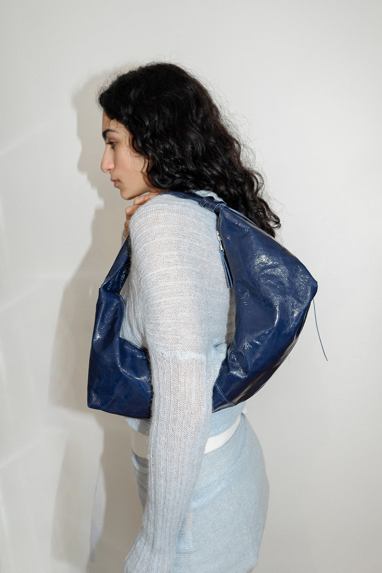 NONA Slouchy shoulder bag  Crushed patent night