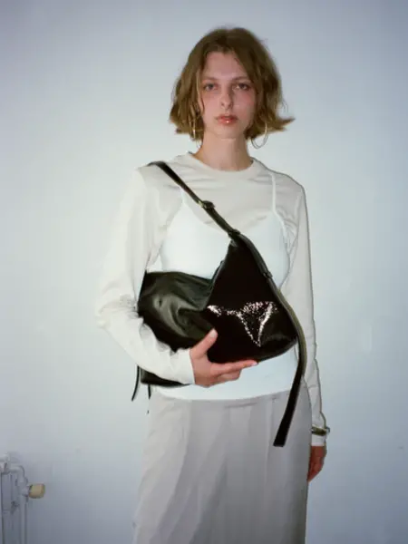 NONA Zip pocket bag Crushed patend black