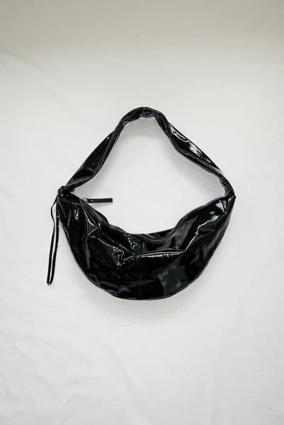 NONA Banana bag XL Crushed patent black