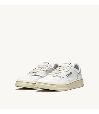 Autry Medalist low wom sneakers White leather