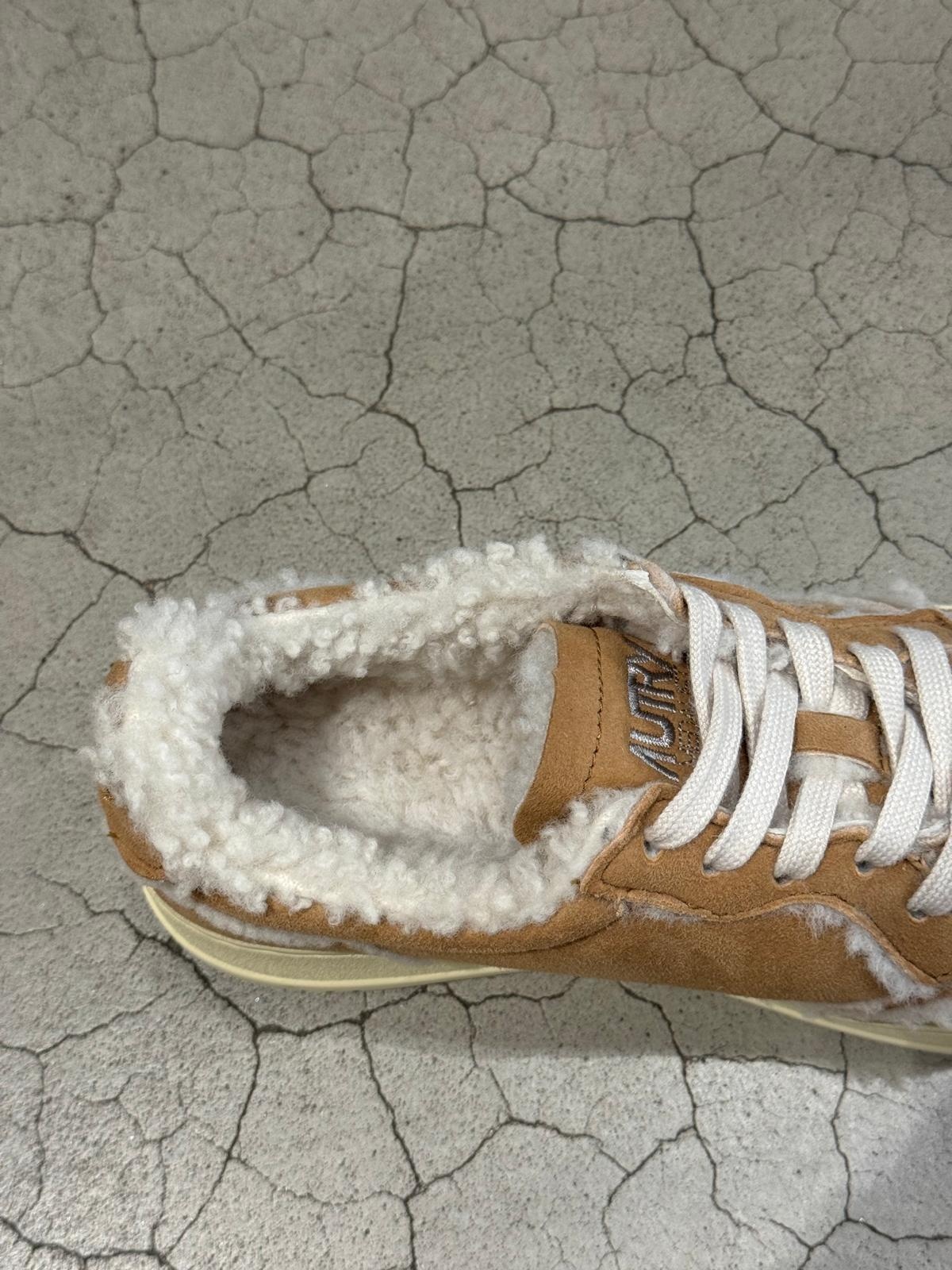 Autry Medalist low wom GX01 suede/shearling sneakers Cognac