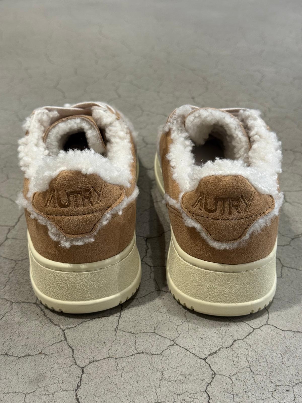 Autry Medalist low wom GX01 suede/shearling sneakers Cognac