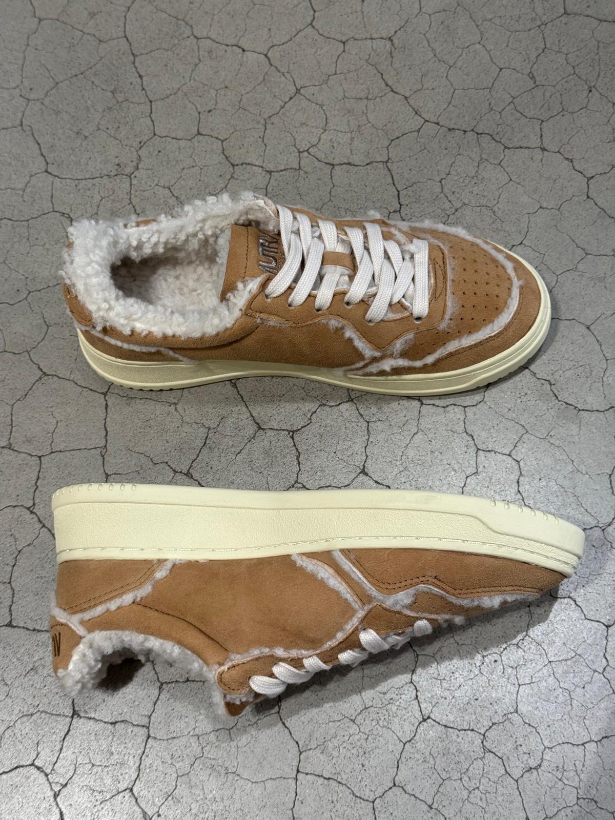 Autry Medalist low wom GX01 suede/shearling sneakers Cognac