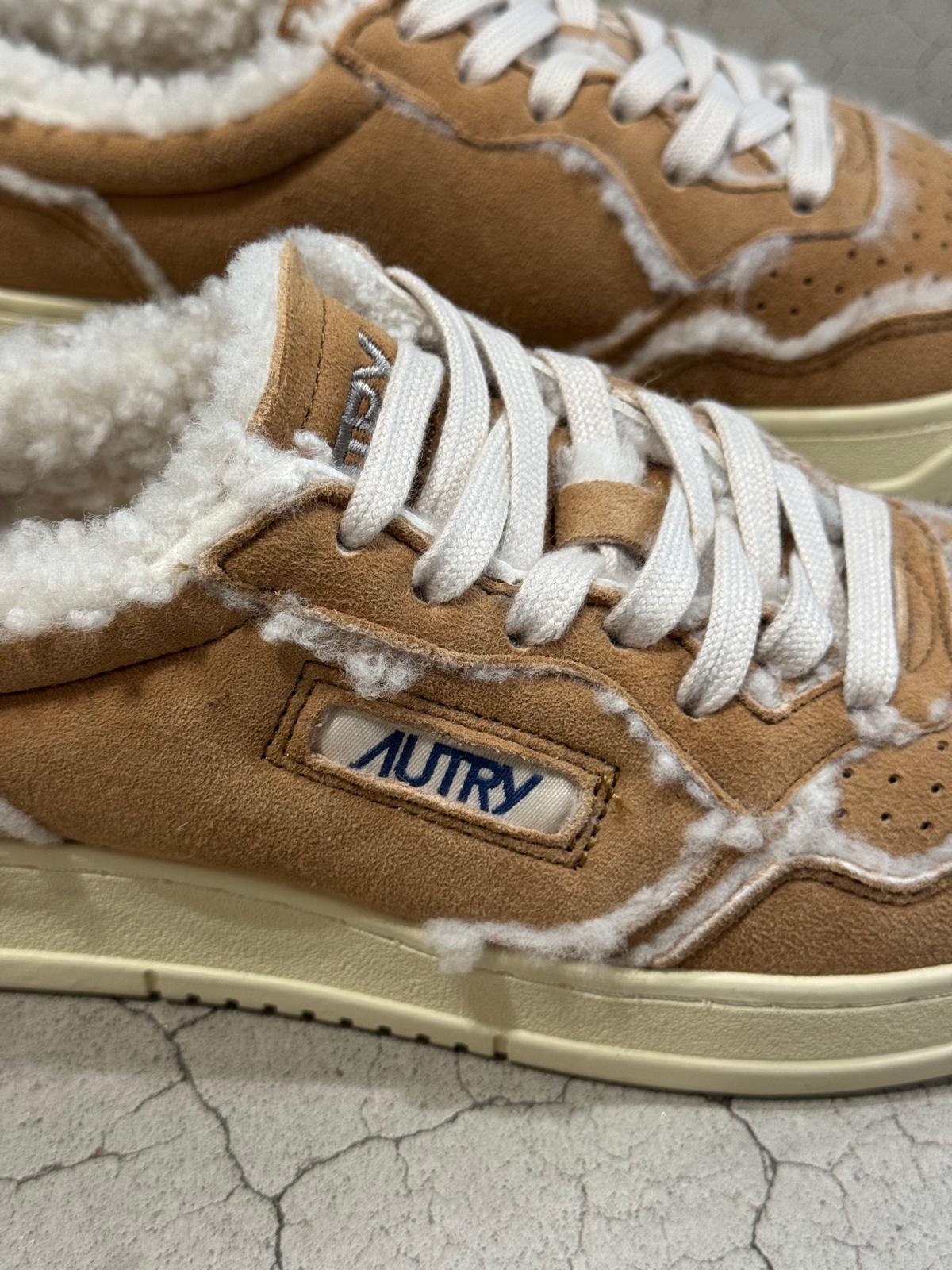 Autry Medalist low wom GX01 suede/shearling sneakers Cognac