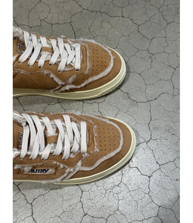 Autry Medalist low wom GX01 suede/shearling sneakers Cognac