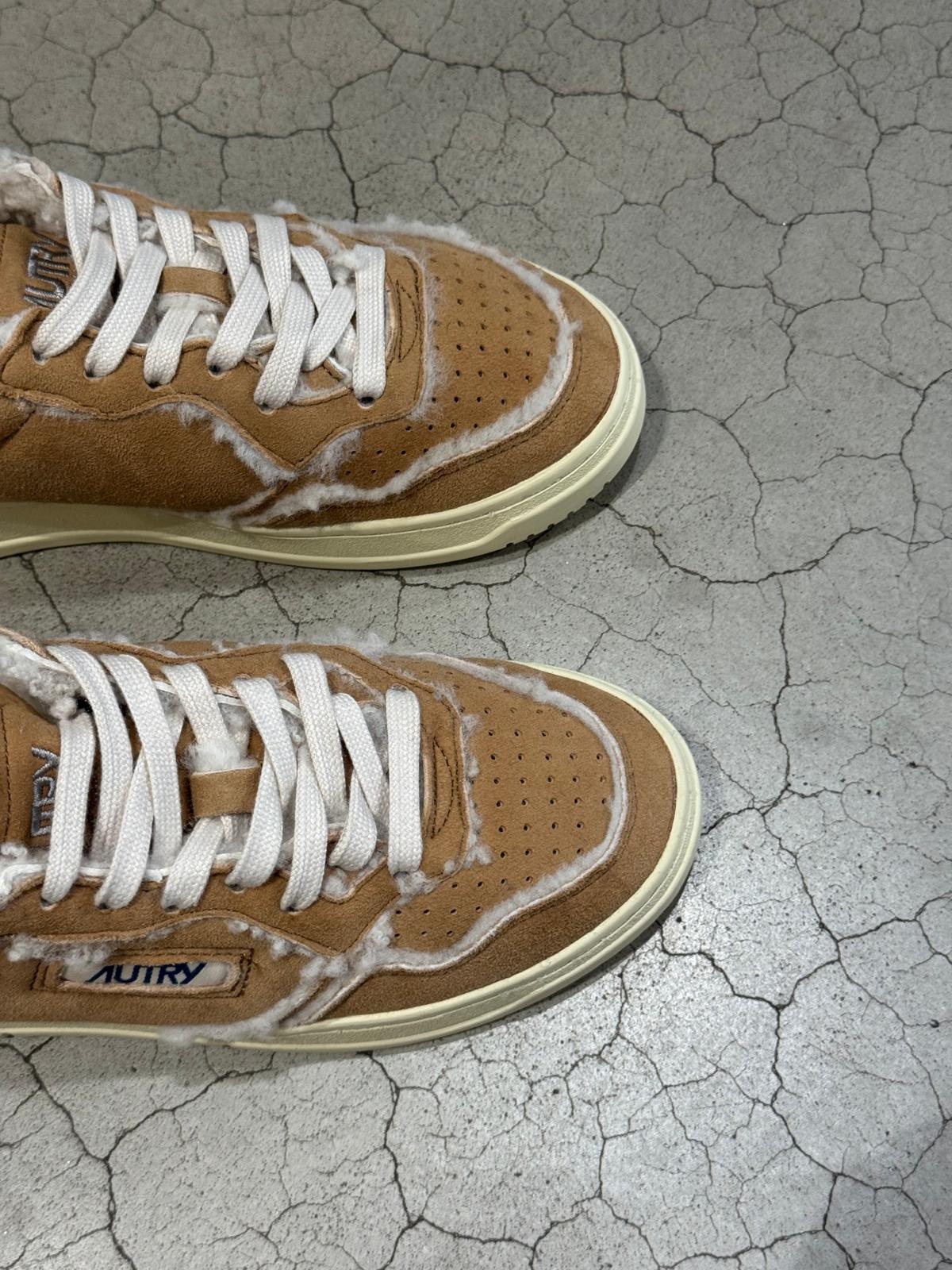 Autry Medalist low wom GX01 suede/shearling sneakers Cognac