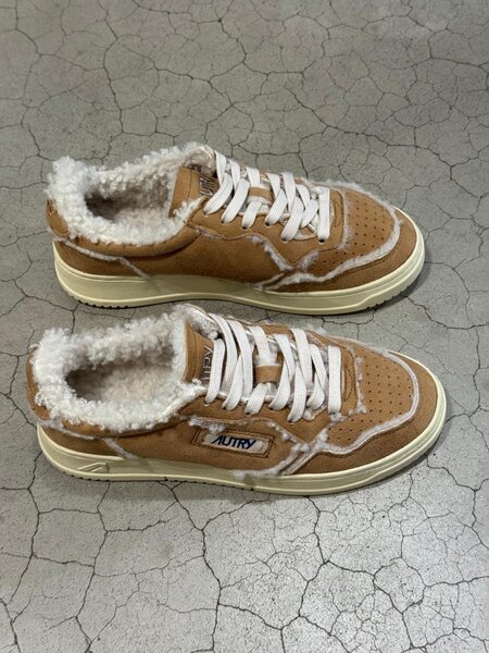 Autry Medalist low wom GX01 suede/shearling sneakers Cognac