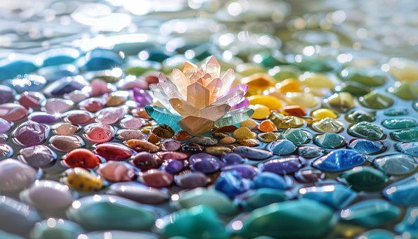 Een divers assortiment aan edelstenen en mineralen