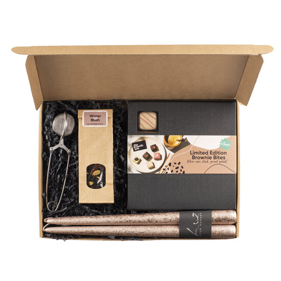 Lieve Lenteverrassing - box met Brownie Bites, Winter Blush thee en Metallic Gouden kaarsen