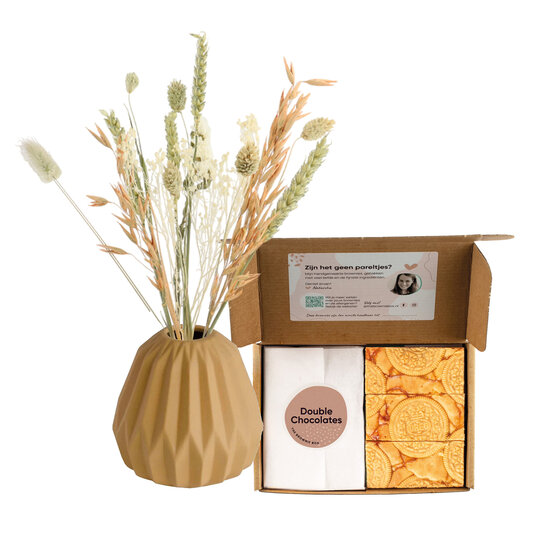 Opkikkertje! | Brownies | Droogbloemen in geel vaasje