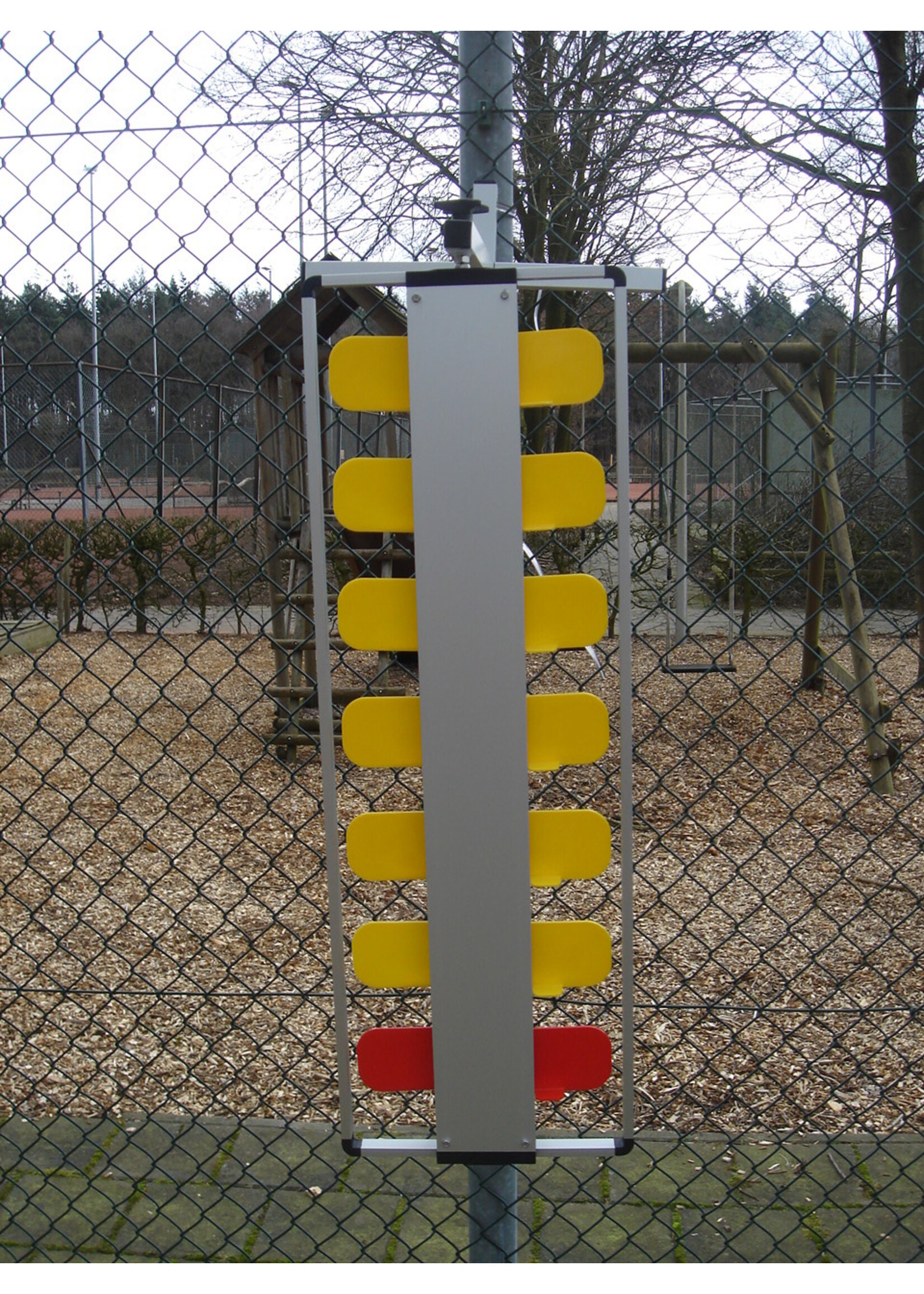 Scoreboard with side protection at the fence
