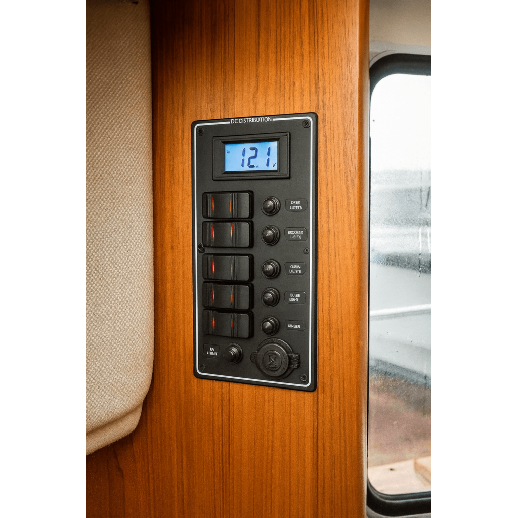 Osculati Schakelpaneel met voltmeter + 12V Stopcontact