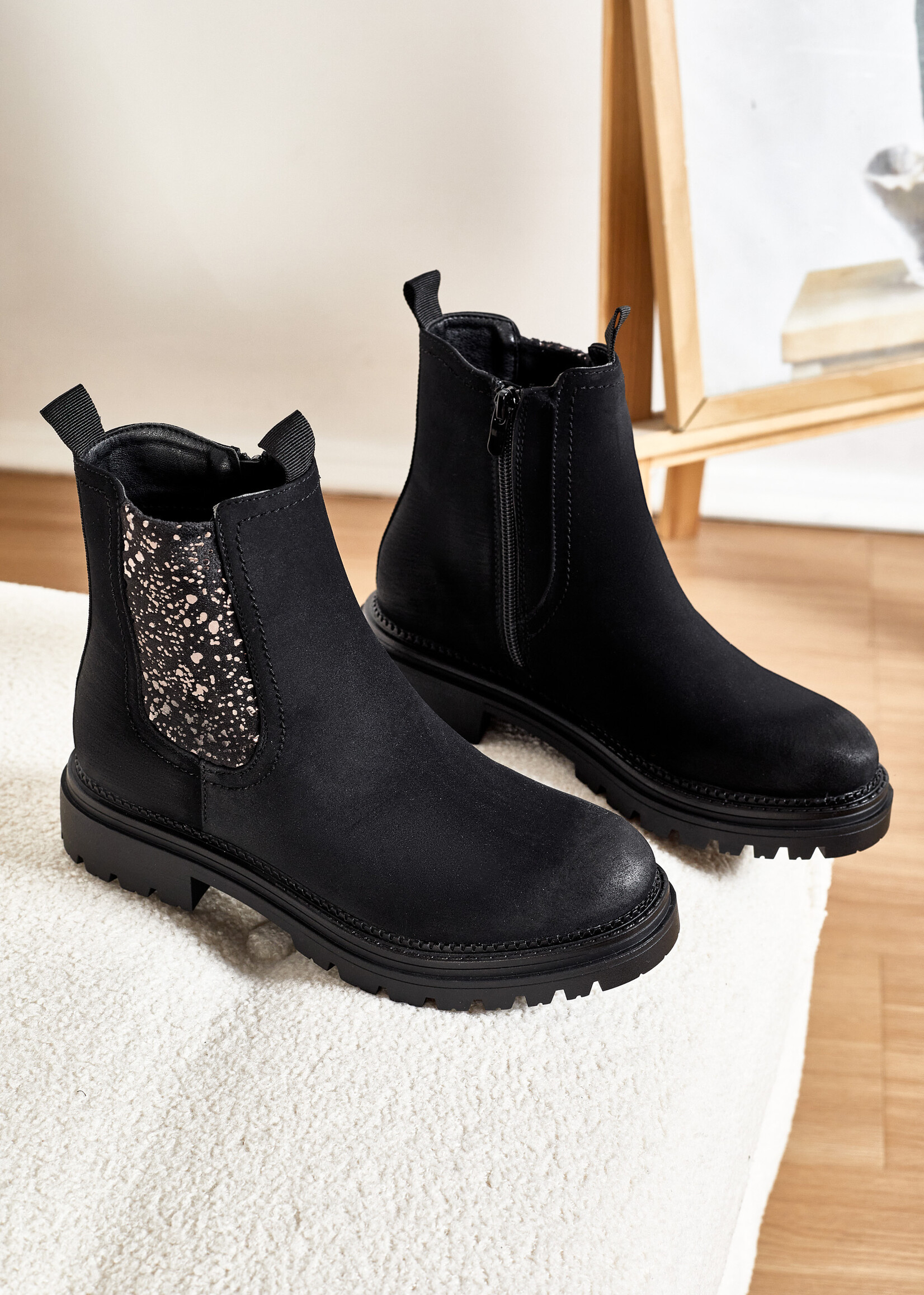 BOOTS JULIE