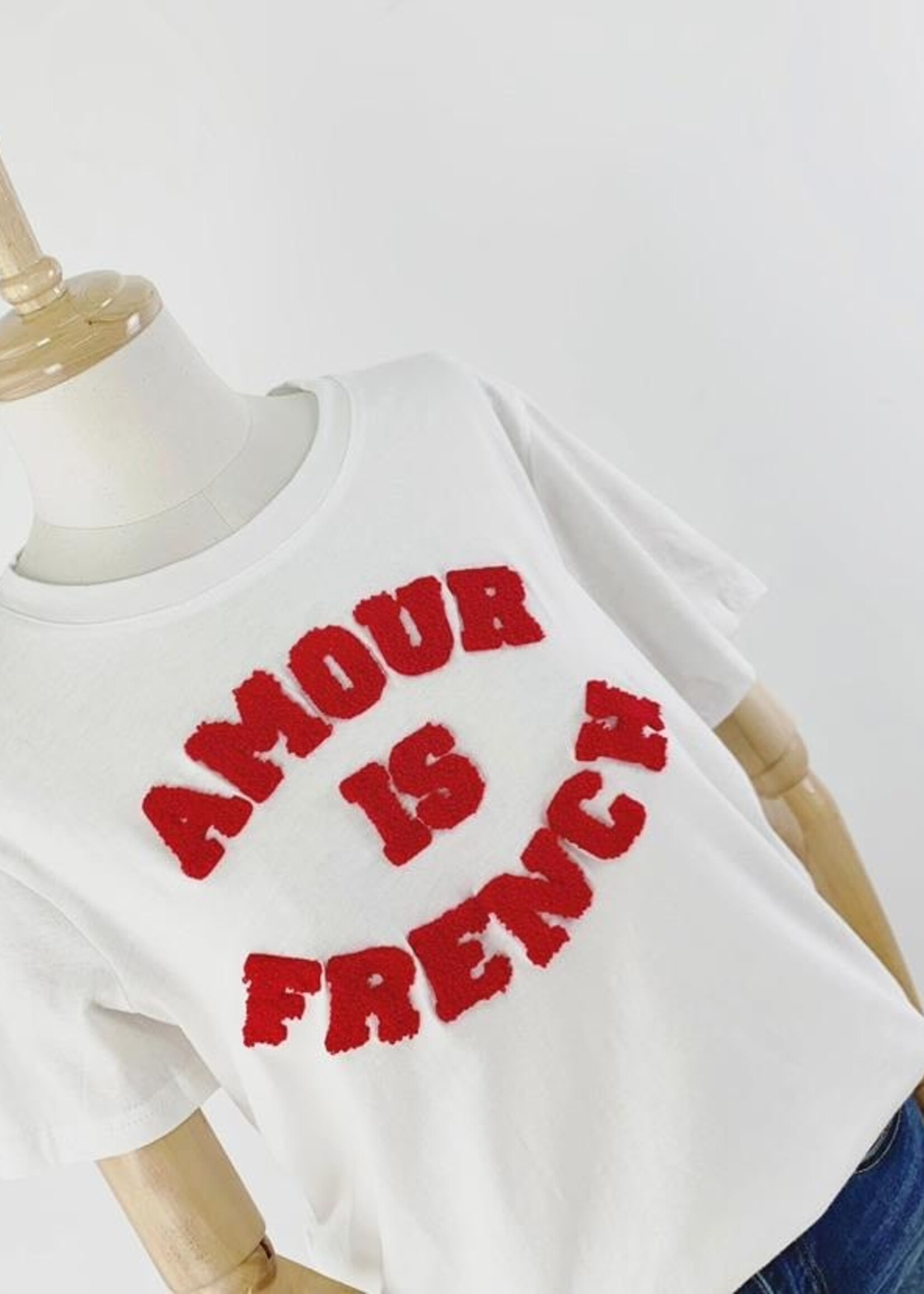 JUBYLEE Wit T-shirt met Borduurwerk "Amour is French"