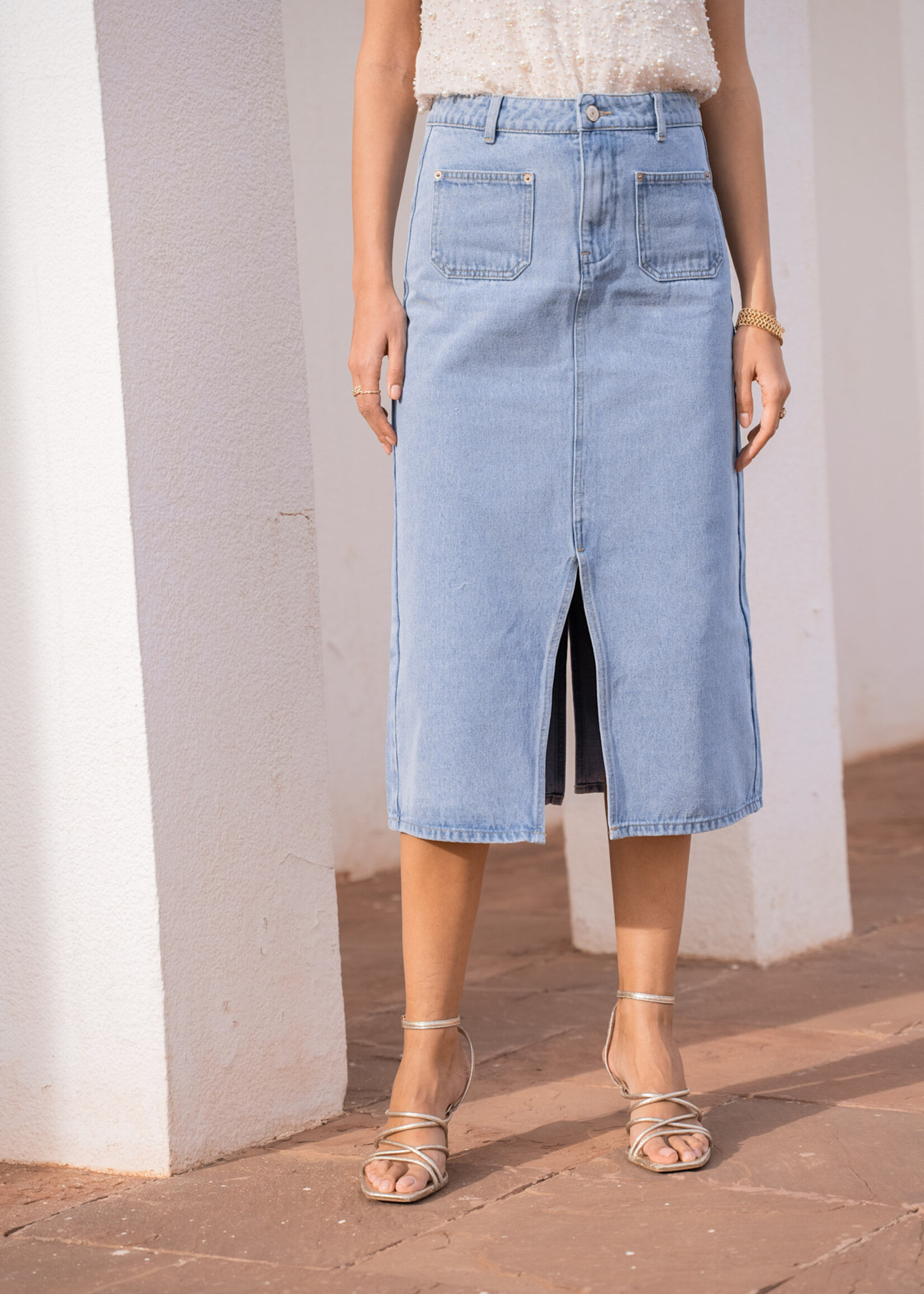 ORAIJE LANGE JEANSROK JEANNE MET SPLIT EN ZAKKEN