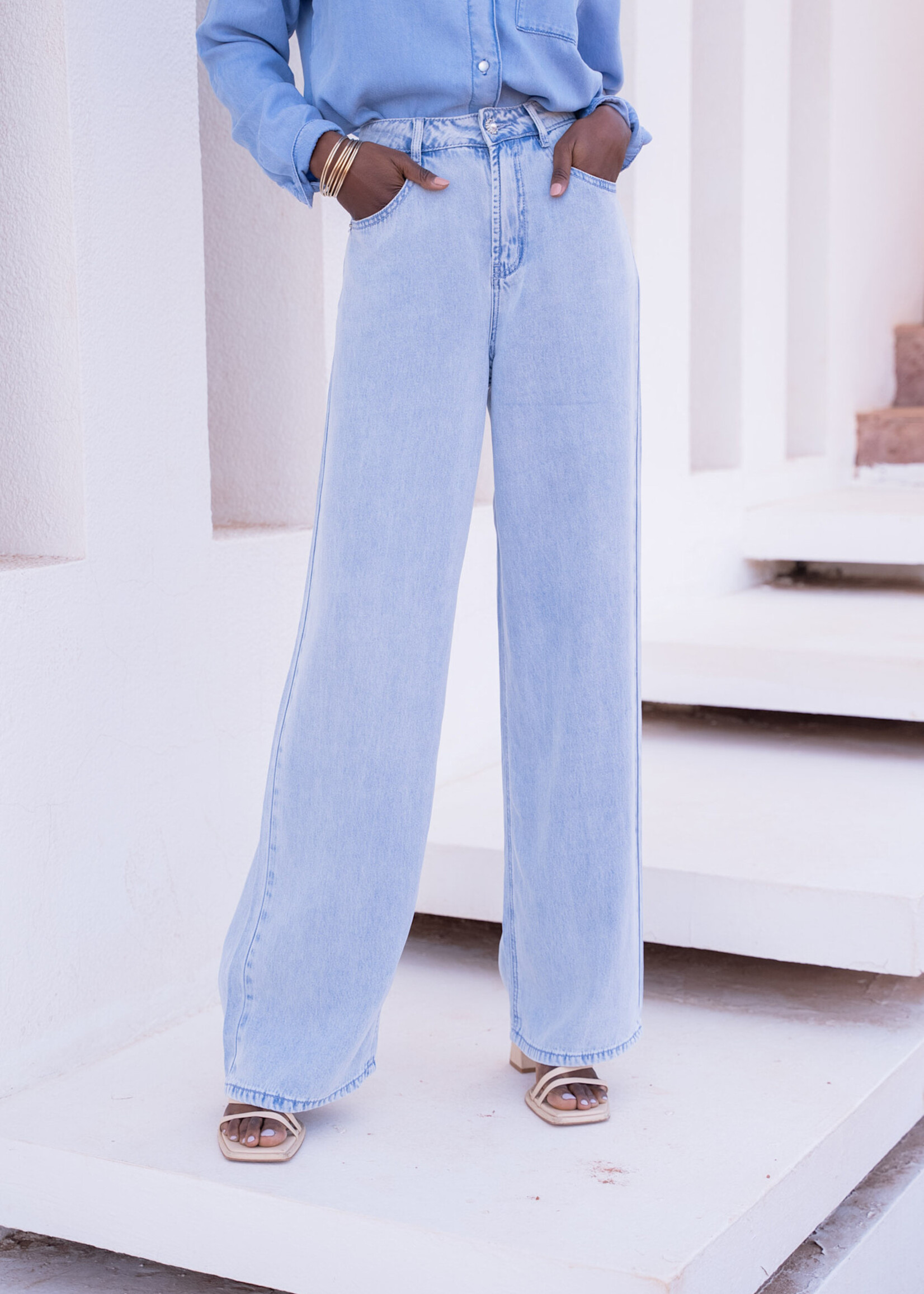 ORAIJE Jean Wilene Wide en lyocell, large et confortable. Tissu naturel et doux, idéal pour un look décontracté et responsable. Parfait pour allier style et bien-être au quotidien.