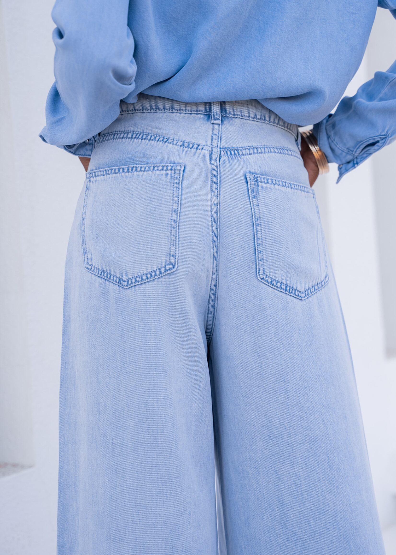 ORAIJE Jean Wilene Wide en lyocell, large et confortable. Tissu naturel et doux, idéal pour un look décontracté et responsable. Parfait pour allier style et bien-être au quotidien.