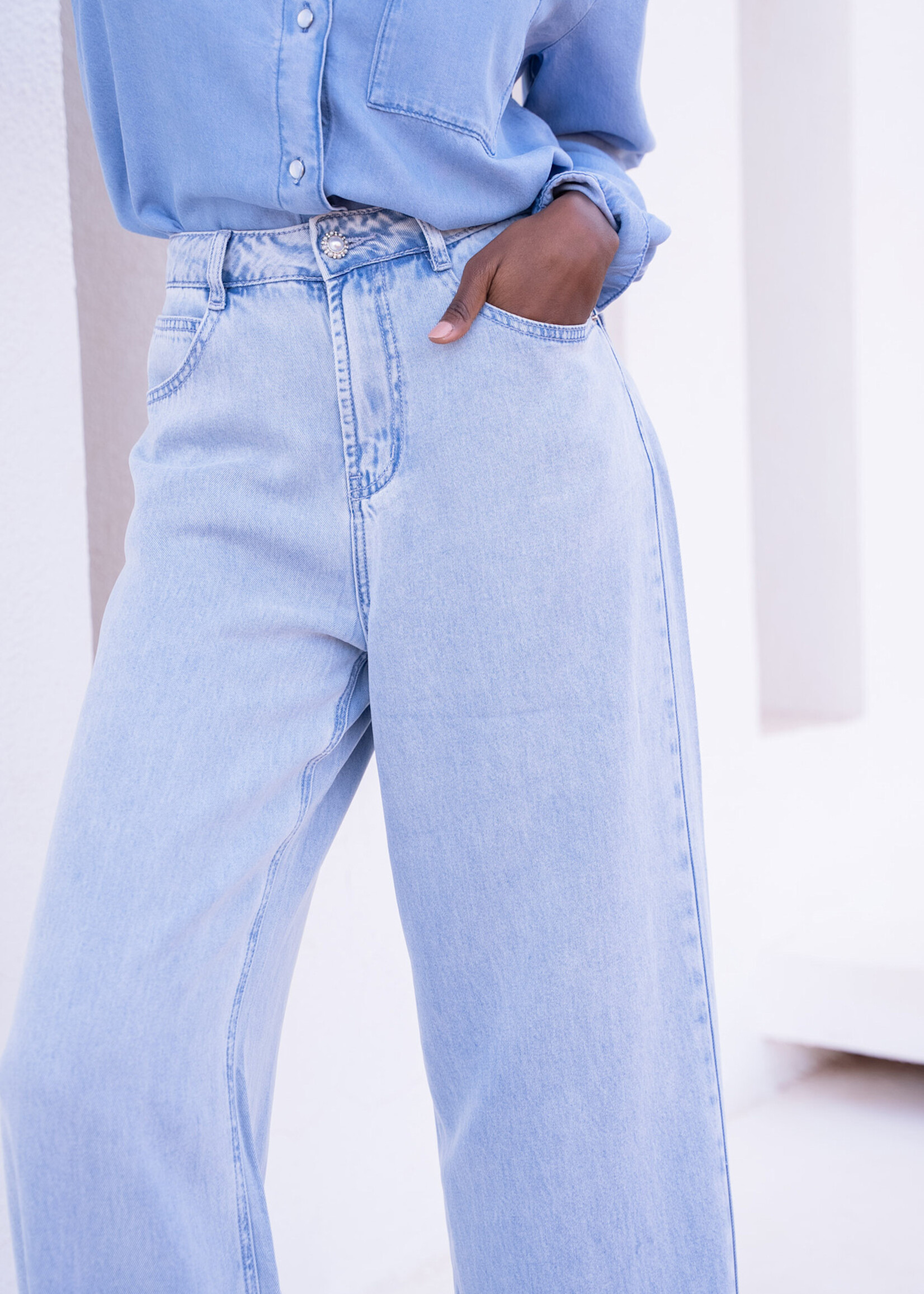 ORAIJE Jean Wilene Wide en lyocell, large et confortable. Tissu naturel et doux, idéal pour un look décontracté et responsable. Parfait pour allier style et bien-être au quotidien.