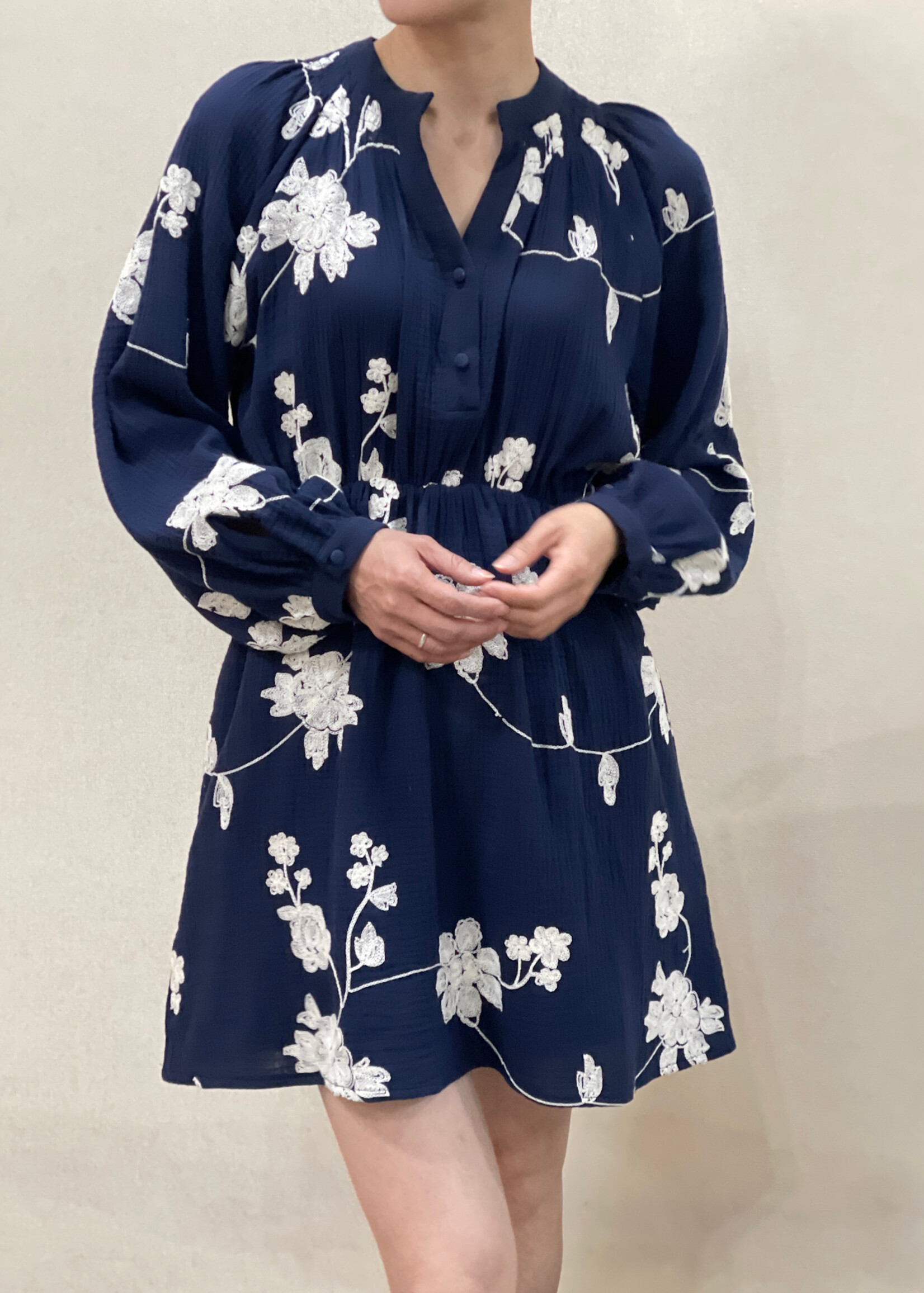 Robe bleu marine à broderies fleuries – Élégance naturelle