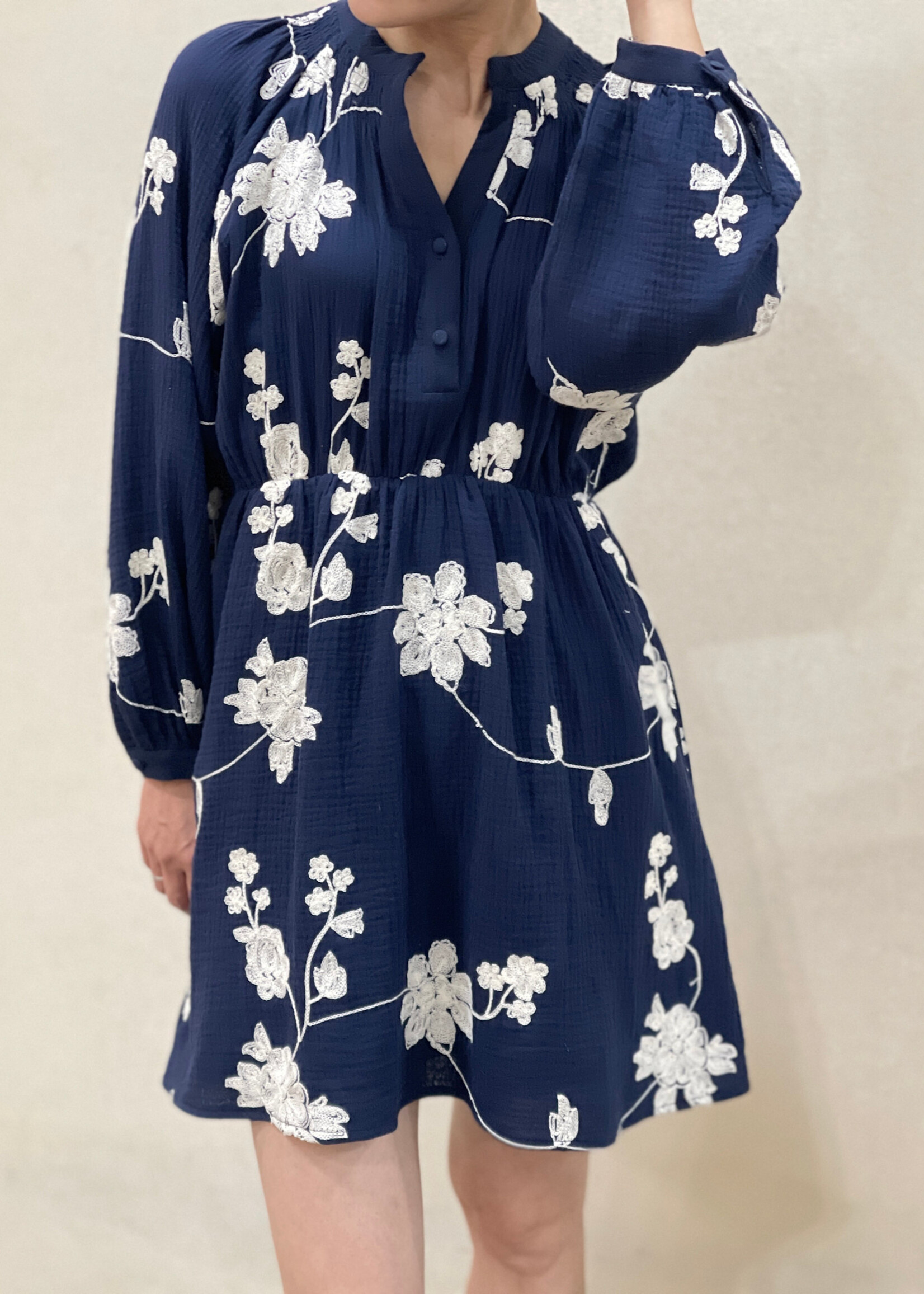 Robe bleu marine à broderies fleuries – Élégance naturelle