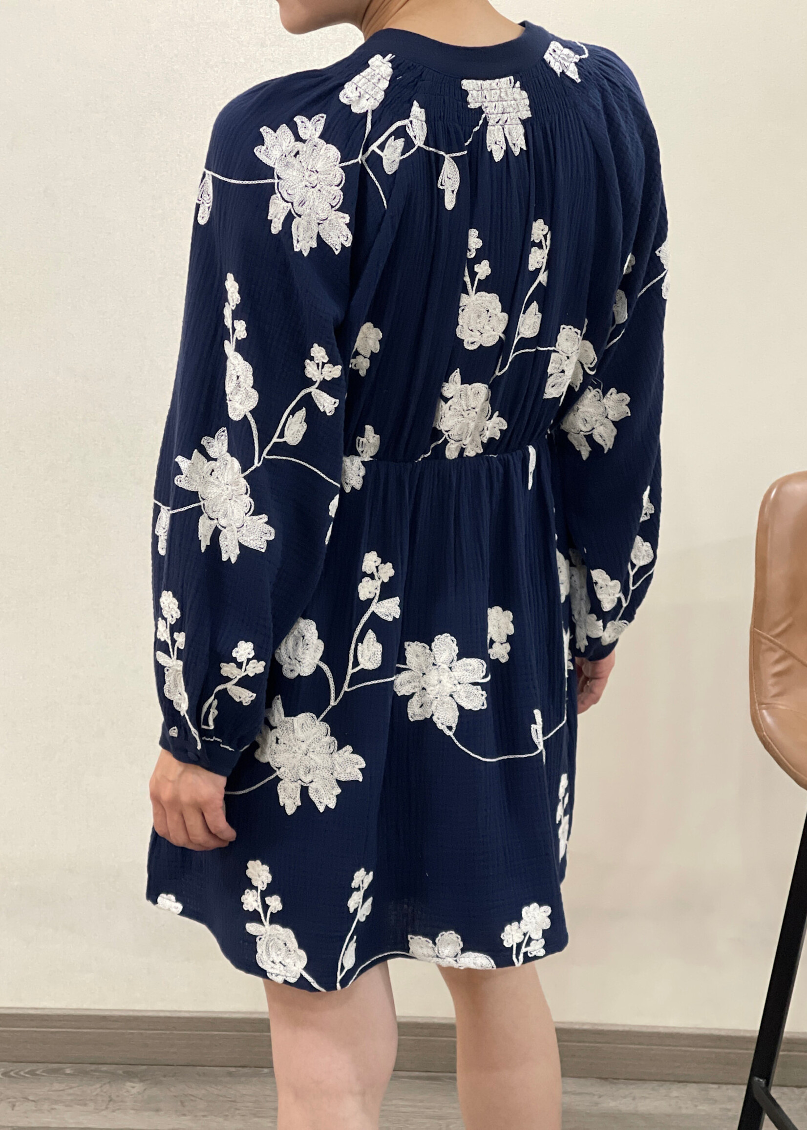 Marineblauw kleed met bloemenborduurwerk – Natuurlijke elegantie