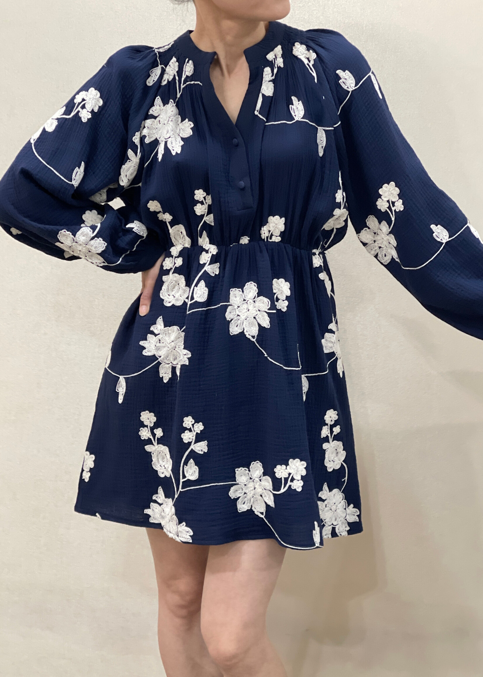 Marineblauw kleed met bloemenborduurwerk – Natuurlijke elegantie